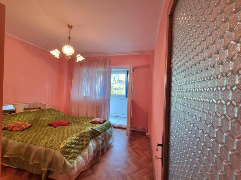 Alexandru cel Bun- Insula de Agrement- 3 camere decomandate, etaj 2