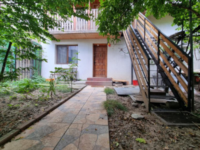 Casa de inchiriat pentru birou/cabinet/salon, curte proprie- Mioritei