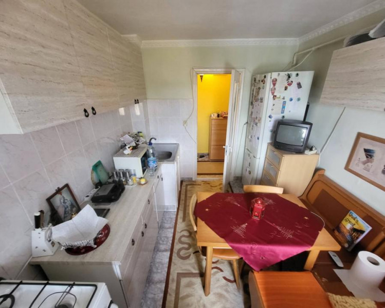 Apartament 3 camere, etaj intermediar, Mioritei (Martiri), cu parcare