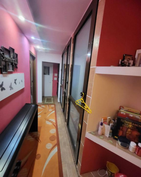 Apartament 3 camere, etaj intermediar, Mioritei (Martiri), cu parcare
