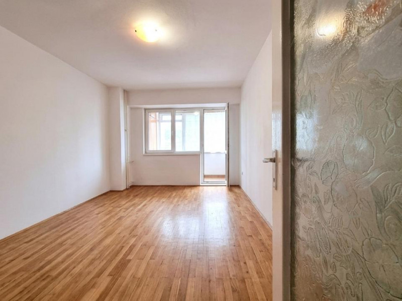 Ultracentral-bloc din 1986- Ap. 2 camere decomandate- etaj 3 cu lift