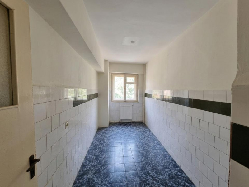 Ultracentral-bloc din 1986- Ap. 2 camere decomandate- etaj 3 cu lift