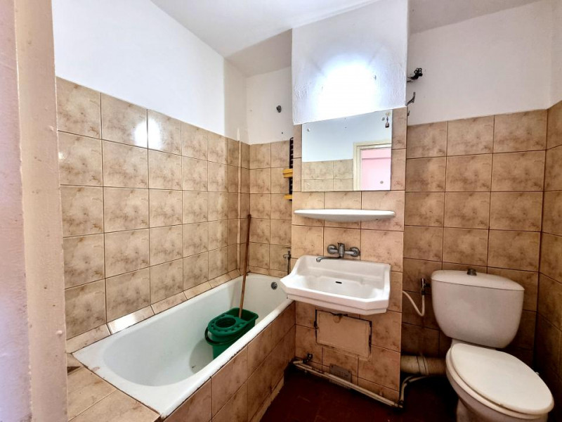 Ultracentral-bloc din 1986- Ap. 2 camere decomandate- etaj 3 cu lift